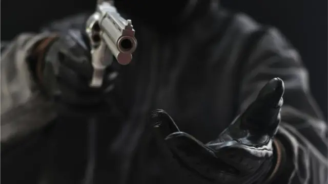 অপরাধীদের এই চক্রটি সবসময় একই পদ্ধতিতে ডাকাতি করতো।