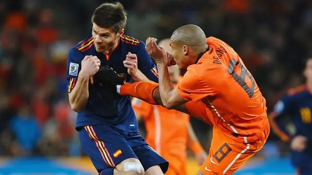 ضربه محکم دی یانگ بازیکن هلندی به سینه ژابی آلونسو در فینال جام جهانی ۲۰۱۰