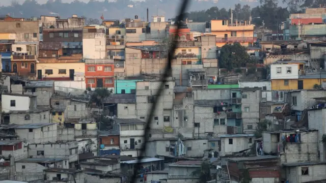 Casas empobrecidas en una colina de América Latina.