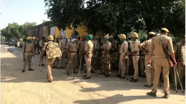 गांव में तैनात पुलिस