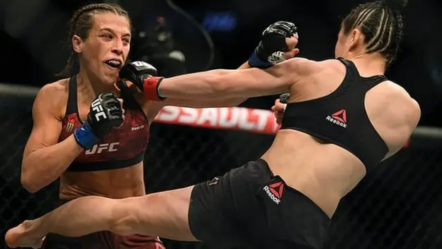 Joanna Jedrzejczyk and Zhang Weili fighting at UFC 248