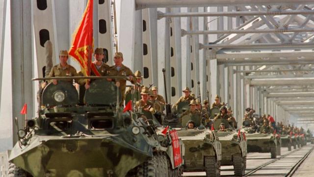Советские солдаты пересекают мост в узбекском Термезе 21 мая 1988 года