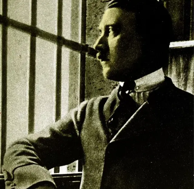 હિટલરની જાણીતી મિલકતોમાં બેવેરિયન આલ્પ્સમાં આવેલું તેમનું મકાન અને મ્યુનિકમાં એક ઍપાર્ટમૅન્ટ હતું