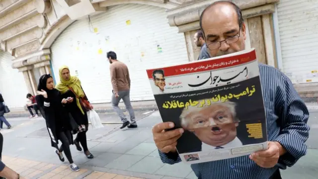 ชายชาวอิหร่านอ่านหนังสือพิมพ์ท้องถิ่นเมื่อวันที่ 14 ต.ค. 2017