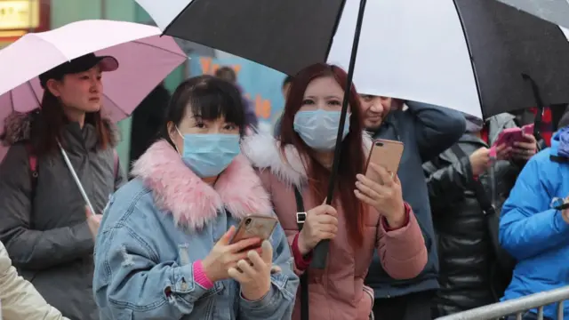 بعض السكان ما زال يخرج من البيت لممارسة بعض الأنشطة