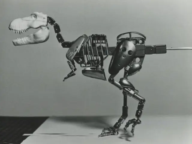 Modelo metálico de dinosaurio