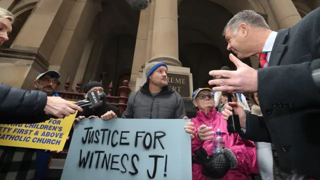 Pengunjuk rasa merayakan kegagalan upaya banding Kardinal George Pell di luar Pengadilan Tinggi Victoria, Melbourne, Australia, 21 Agustus 2019.