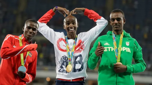 Farah junto al keniata Paul Tanui y el etiope Tamirat Tola.