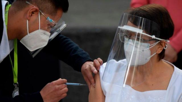 Enfermeira mexicana tomando a vacina contra covid-19