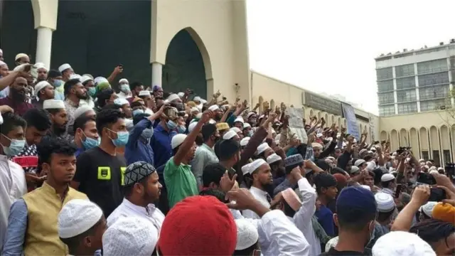 শুক্রবার জুমার পর বায়তুল মোকাররম মসজিদ চত্বর থেকে বিক্ষোভকারীরা বের হওয়ার চেষ্টা করলে শুরুতে তাদের বের হতে বাধা দেয় পুলিশ।