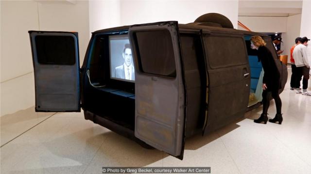 明尼阿波利斯的沃克艺术中心举办的"嬉皮现代主义"展览，展品中一辆当年嬉皮士经常使用的面包车(Credit: Photo by Greg Beckel, courtesy Walker Art Center)