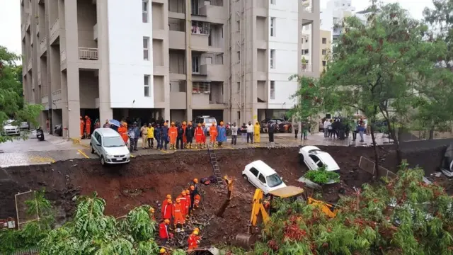 पुणे में दीवार गिरने से मौत