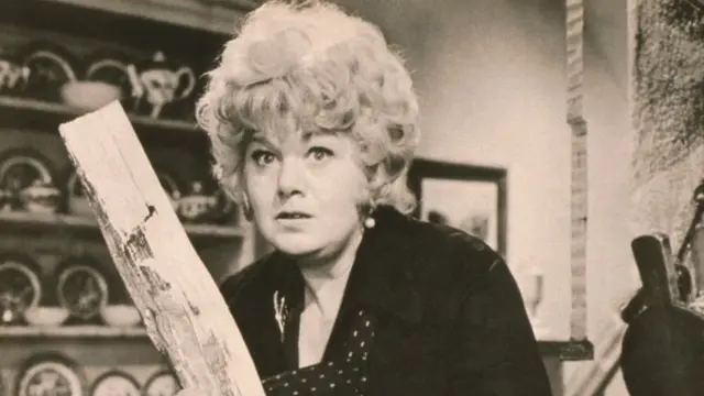 Shelley Winters en un afiche de promoción de Whoever Slew Auntie Roo? ("¿Quién mató a tía Roo?")