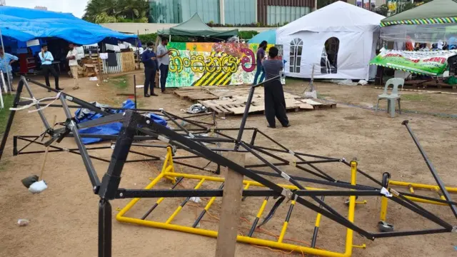 அடித்து உடைக்கப்பட்ட கூடாரங்கள்