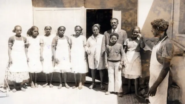 ኣለም መሓረና ምስ ጓሎም ኣሰፋሽ ኣለምን ወዶም ሰሎሞን ኣለምን ሰራሕተኛታት ፋብሪካ ካራሜላን