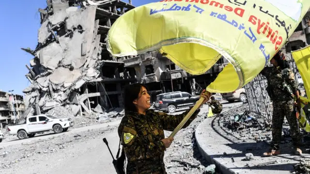 رقہ میں کرف فوجی پرچم لہرا رہی ہیں