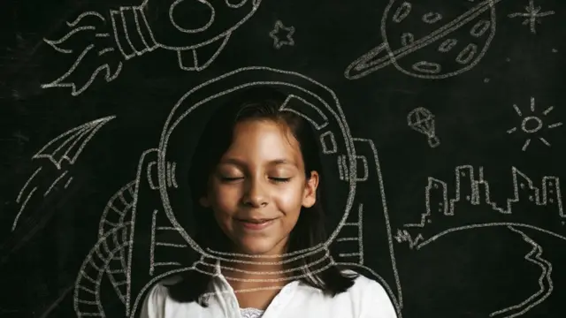 niña soñando con ser astronauta