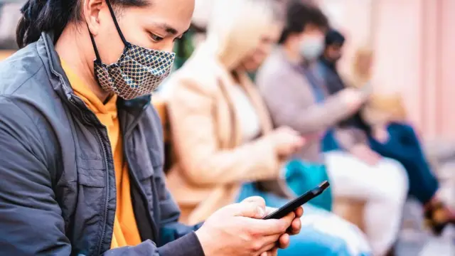 لماذا لا نستطيع التوقف عن تتبع خصوصيات الآخرين؟