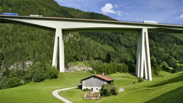 Viadutofotos da roleta de cassinoauto-estrada nos Alpes, Itália