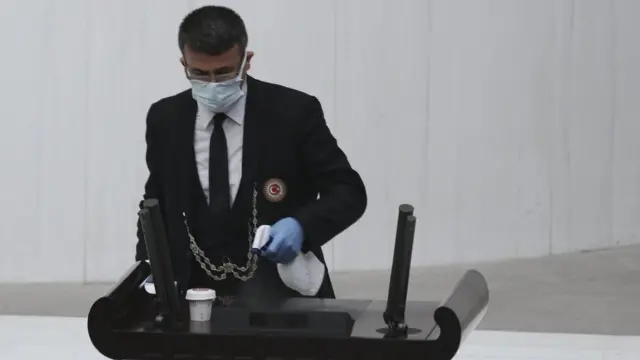 TBMM kürsüsünü dezenfekte eden bir çalışan.