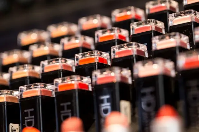 "口紅指數"認為，當女性遭遇經濟危機，她們會更多地購買口紅。