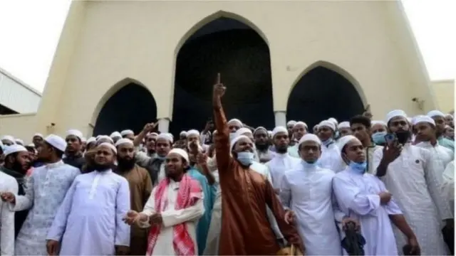 ইসলামপন্থী কয়েকটি দল এবং হেফাজতে ইসলাম মুজিব ভাস্কর্যের বিরোধিতা করে মাঠে নভেম্বরে।