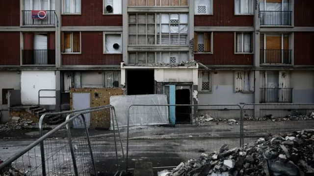 Разрушающийся Cite Gagarine - типичная среда для снимаемых в пригородах французских городов "фильмов гетто". Так Город Гагарина выглядел незадолго до его сноса в августе 2019 г.