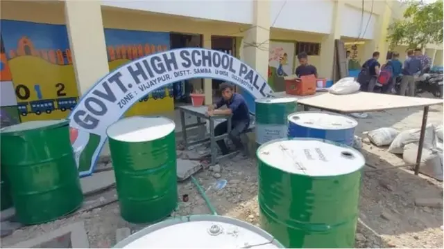 જમ્મુ કાશ્મીરમાં બેરોજગાર યુવાનો માટે નવી તકો પ્રદાન કરવા અને વિકાસકામોને વધુ ગતિ આપવા માટે વડા પ્રધાન પોતાની મુલાકાત દરમિયાન દેશ-વિદેશના પ્રખ્યાત ઉદ્યોગપતિઓની હાજરીમાં 38,082 કરોડ રૂપિયાના ઔદ્યોગિક વિકાસ પ્રસ્તાવોની પાયો નાખશે