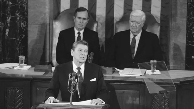 Ronald Reagan pronuncia el discurso sobre el Estado de la Unión en el Capitolio de EE.UU. el 26 de enero de 1982.