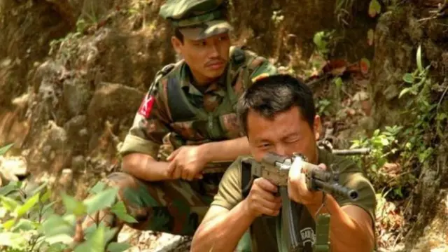 ပြည်သူတွေ ၂ ဖက်တပ်တွေ အကြား ပိတ်မိနေတယ်