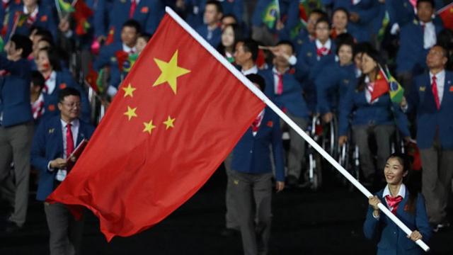 Флаг Китая на открытии Олимпийских игр в Рио-де-Жанейро