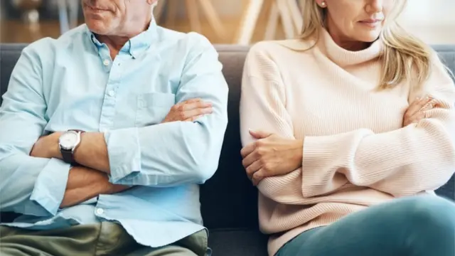 Чоловік і жінка відвернулися один від одного