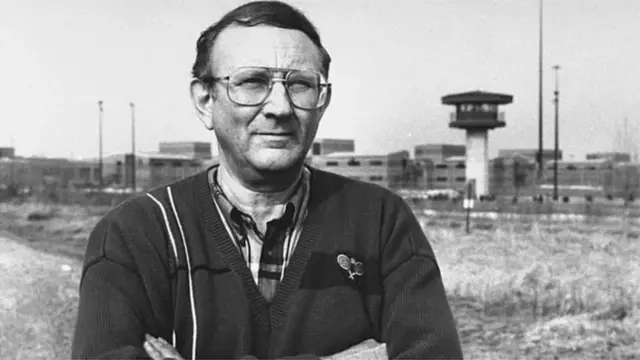 ડેમરના પિતા લાયોનલ ડેમર કેમિસ્ટ હતા