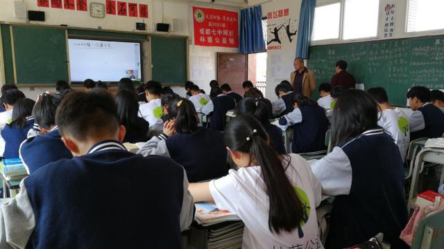 四川攀枝花一所乡镇学校的"直播班"。