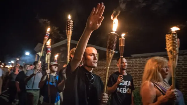 Марш американских ультраправых радикалов в Шарлотсвиле в августе 2017 года