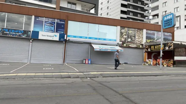 Ankara Battalgazi Mahallesi'nde bazı Suriyeli göçmenler ve mahalleli genç arasında çıkan kavga sonucu 18 yaşındaki Emirhan Yalçın bıçaklanarak hayatını kaybetti. Yüzlerce polis tarafından gün boyu giriş ve çıkışları kontrol edilen Battalgazi Mahallesi'nde Suriyeliler ve mahalleli arasında gerginlik hala sürüyor. Mahalle sakinlerinin çoğu, "Artık Suriyelileri burada istemiyoruz" diyor.