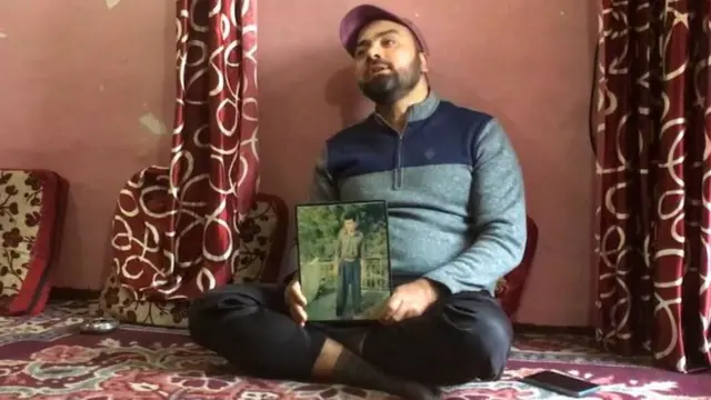 নিজের তরুণ বয়সের ছবি হাতে নিসার হুসেইন