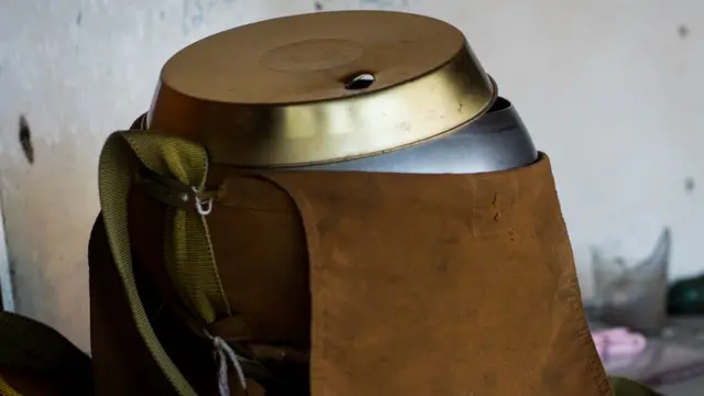 บาตรพระที่มีรอยกระสุนจากการโจมตี