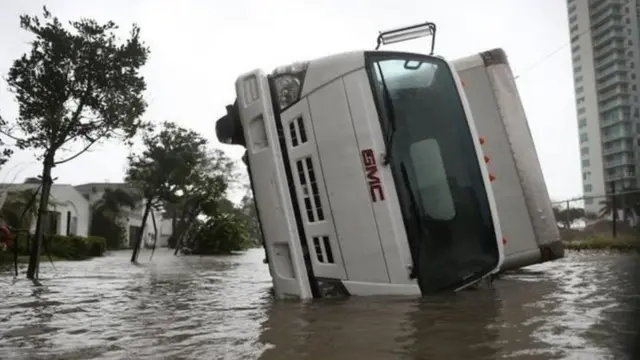 перевернутая машина на улицах Флориды