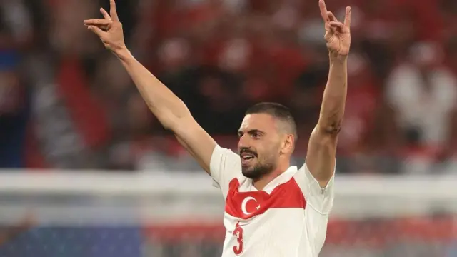 Турски фудбалер Мерих Демирал показује поздрав Сивих вукова на утакмици