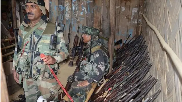 आत्मसमर्पण केलेल्या फुटीरतावाद्यांच्या हत्यारांसोबत जवान