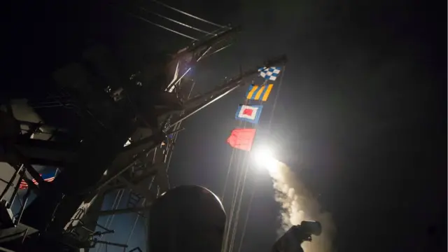 মার্কিন রণতরী থেকে ক্ষেপণাস্ত্র ছোঁড়া হচ্ছে।