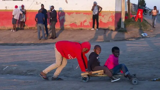 Ụmụaka na-anya bọres