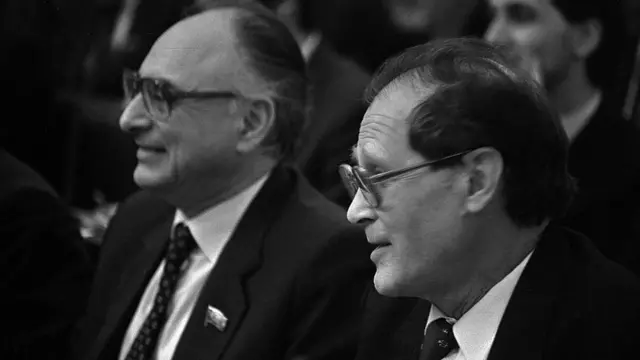 Сергей Ковалев (на переднем плане) в 1991 году