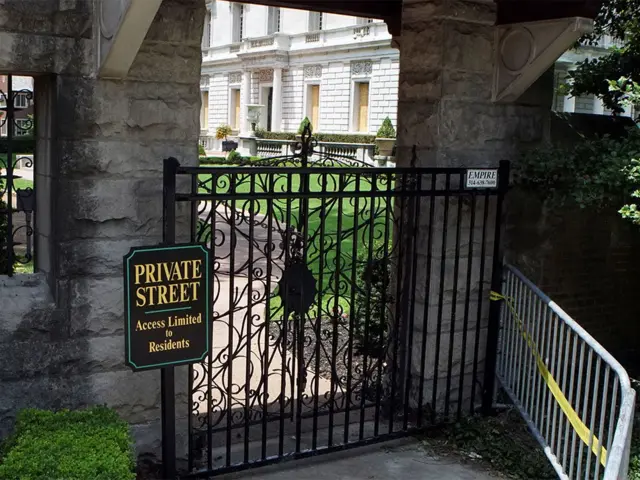 Casa de Mark e Patricia McCloskey com tapumes em julho de 2020