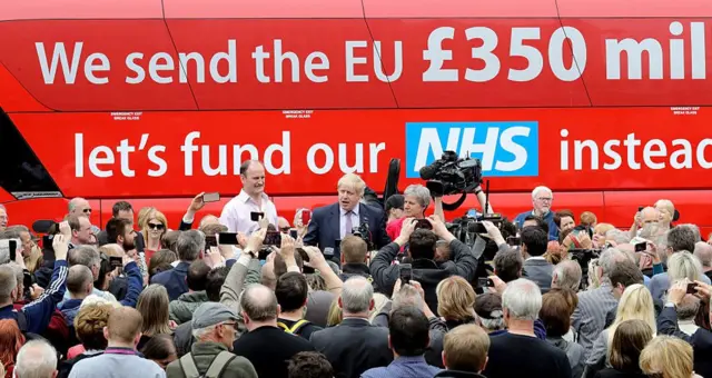 Борис Джонсон настаивает на цифре 350 млн фунтов. Он возглавлял кампанию за "брексит", а теперь стал премьер-министром