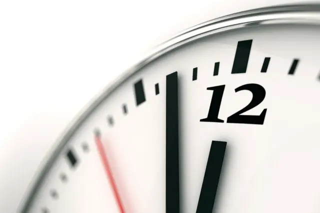 Photo of clock wey dey tell time