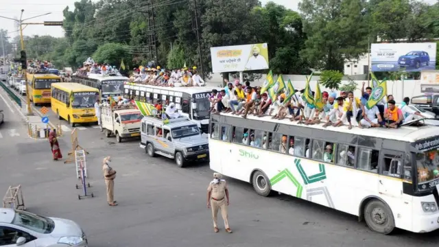 विरोध करने के लिए निकले हुए किसान