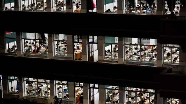 Muird SMA belajar sampai malam hari.