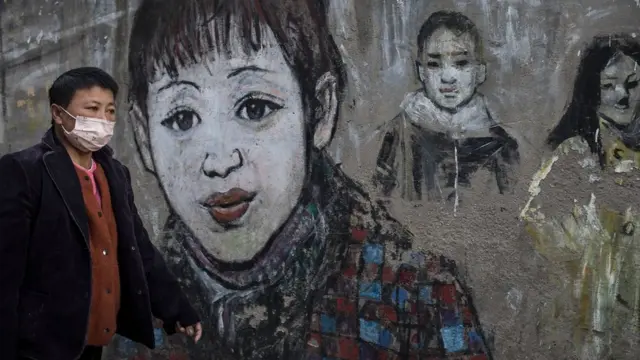 উহানের মানুষ এখন রাস্তায় বেরুচ্ছেন। চীনের এই শহরেই করোনাভাইরাস প্রথম মহামারির রুপ নেয়